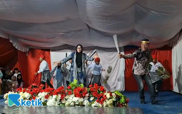 Camat Obi Barat Bersama Isteri Meriahkan Penutupan Lomba HUT RI ke-80 dengan Tarian Cakalele