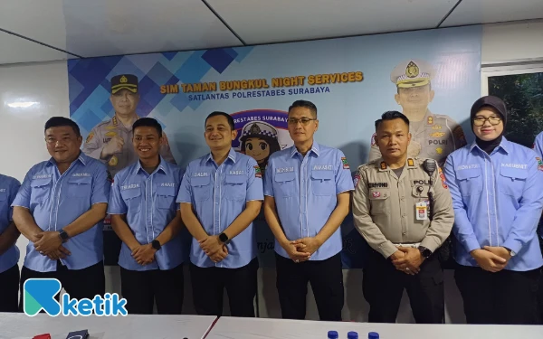 Thumbnail Berita - Urus SIM Bisa Malam Hari, Polrestabes Surabaya Luncurkan Simanis