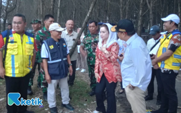 Thumbnail Berita - Perahu Nelayan Tak Bisa Sandar Akibat Tanggul di Kemiren, Anggota DPR RI Novita Janji Carikan Solusi