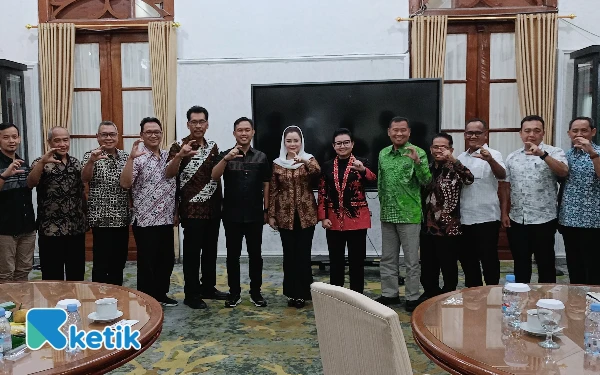 Thumbnail Berita - Anggota DPR RI Novita Wijayanti Bertemu Bupati Cilacap, Ada Apa?