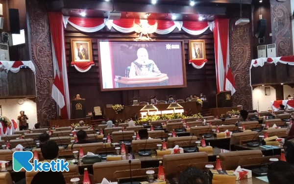 Rapat Paripurna Perubahan APBD 2025, Ini Jurus Gubernur Jatim Optimalkan PAD