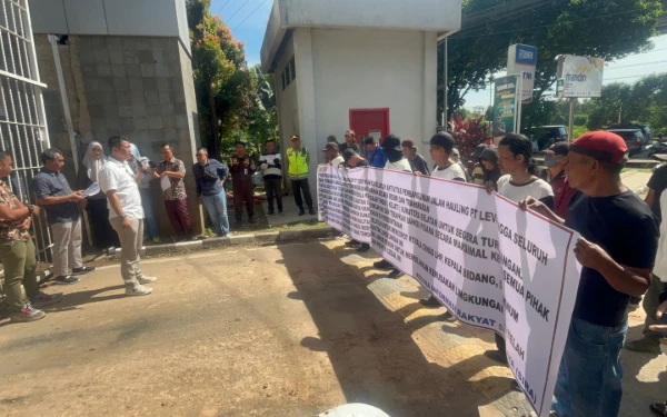 Thumbnail Berita - Puluhan Aktivis SIRA Demo di Kejati Sumsel, Desak Usut Proyek Jalan Hauling PT Levi Bersaudara Abadi