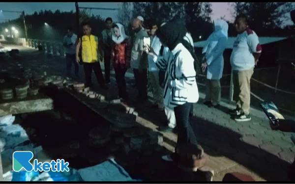 Anggota DPR RI Novita Wijayanti Tinjau Tanggul Pantai Kemiren Cilacap yang Rusak, Janji Koordinasi dengan BBWS