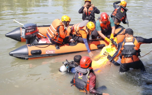 Thumbnail Berita - Tercebur Saat BAB di Sungai Jagir, Warga Surabaya Ditemukan Tewas