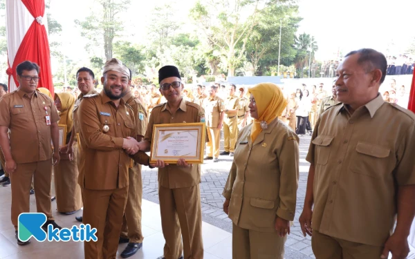 Thumbnail Berita - Pemerintah Kota Batu Beri Penghargaan 12 ASN Purna Tugas