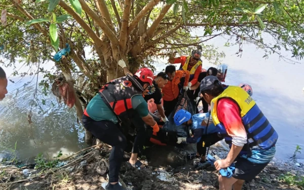 Thumbnail Berita - Pengamen yang Tenggelam di Sungai Jagir Surabaya Akhirnya Ditemukan