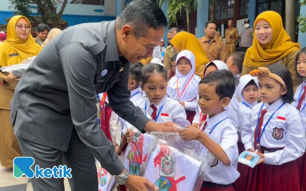 Thumbnail Berita - Pembagian Seragam Gratis Bagi Siswa Sekolah di Kota Malang Sentuh 80 Persen
