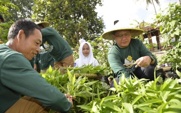 Thumbnail Berita - Kadindik Jatim Lakukan Terobosan! Lahan Sekolah Produktif Siapkan Siswa Berjiwa Entrepreneur