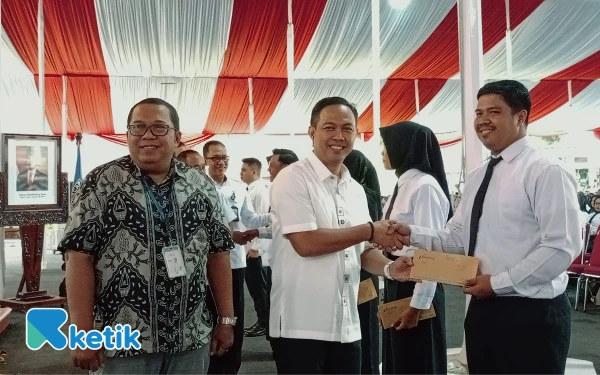 Thumbnail Berita - Serahkan 1.438 SK PPPK, Bupati Cilacap Tekankan Pentingnya Loyalitas ASN