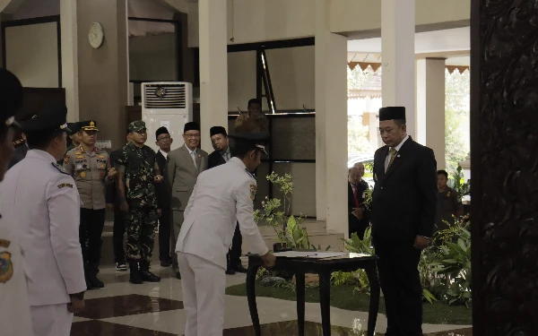 Bupati Bondowoso Kukuhkan 17 Kepala Desa, Perpanjangan Jabatan Jadi Momentum Pengabdian