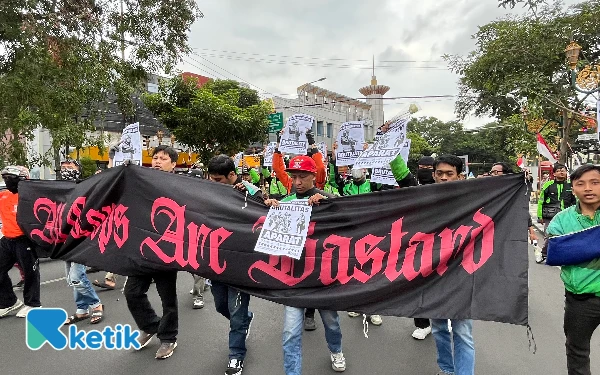 Thumbnail Pengemudi Ojol Kota Malang Long March Bentangkan Spanduk All Corps Are Bastard, Solidaritas Bagi Affan Kurniawan