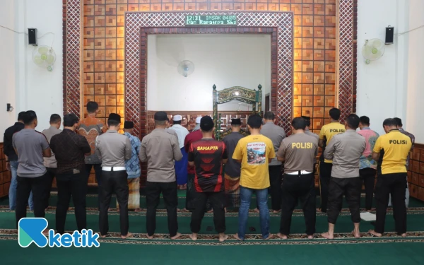 Thumbnail Berita - ‎Polres Batu Gelar Salat Gaib untuk Affan Kurniawan, Ojol yang Dilindas Rantis Brimob‎