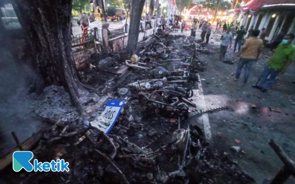 Thumbnail 25 Motor Pegawai dan Polisi di Grahadi Hangus Terbakar! Ini Penampakannya