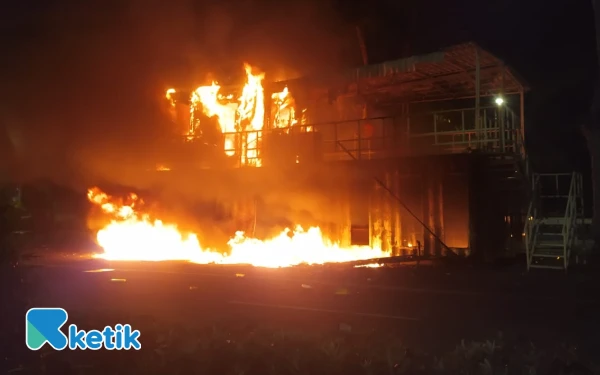 Semakin Malam Surabaya Tambah Mencekam! Pos Polisi  Dibakar, termasuk  di Dekat Rumdis Kapolda Jatim