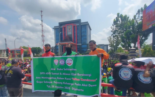 Thumbnail Berita - Tuntut Keadilan, Ribuan Ojol Palembang Geruduk Mapolda Sumsel