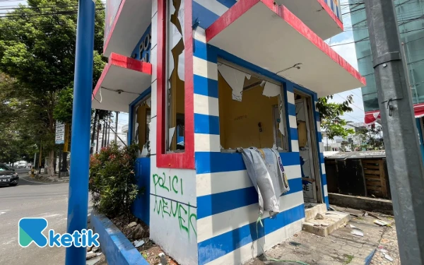 Thumbnail Berita - Malam Ricuh di Malang, Pos Polisi Jadi Sasaran Amuk Massa