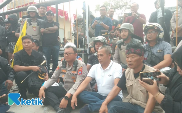 Thumbnail Berita - Ketua DPRD Kota Madiun Janji Tuntutan Pendemo Disampaikan ke Pusat