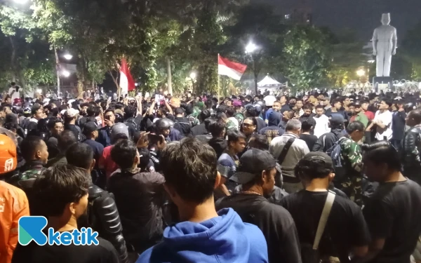 Petugas TNI Siaga di Gedung Negara Grahadi Surabaya, Massa Sambut Teriakan Akrab