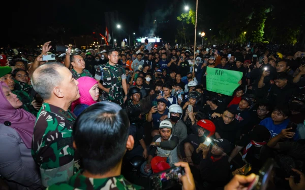 Aksi di Grahadi Malam Ini! Gubernur Khofifah Dengarkan Aspirasi dam Temui Massa