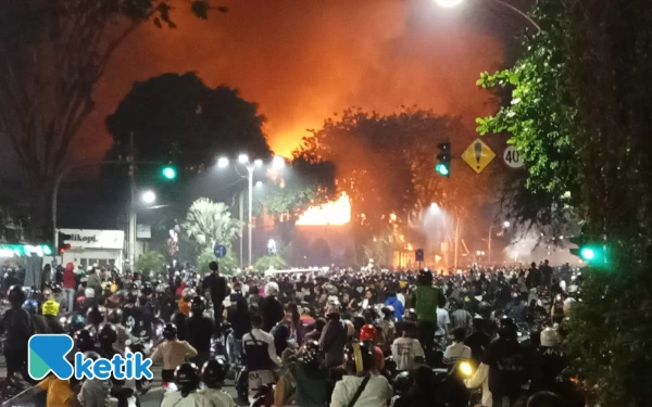 BREAKING NEWS! Ruangan Wagub Jatim di Grahadi Dibakar Massa