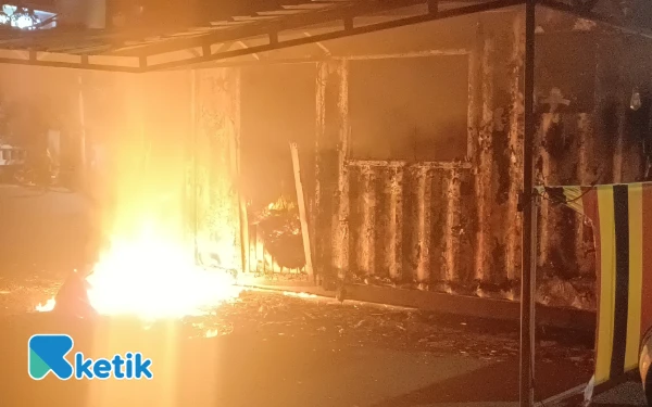 SURABAYA MENCEKAM!  Massa Kembali Rusak dan Bakar Pos Polisi Pinggir Jalan