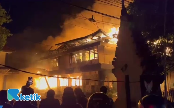 Thumbnail Berita - Gedung DPRD Kota Kediri Ludes Dibakar Massa, Kobaran Api Membumbung Tinggi