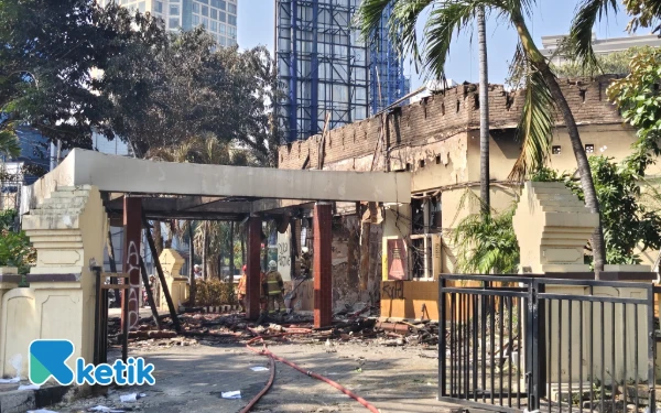 Thumbnail Berita - Detik-Detik Polsek Tegalsari Surabaya Ludes Dibakar Massa, Kapolsek: Anggota dan Tahanan Selamat