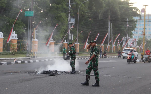Prajurit Kodim Sleman Gotong Royong Bersihkan Sisa Unjuk Rasa