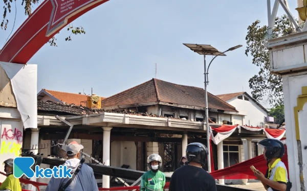 Thumbnail Berita - Polrestabes Surabaya Buru Oknum Perusuh Pembakar Gedung Negara Grahadi