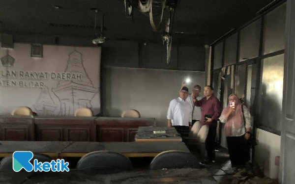 Thumbnail Berita - Gedung DPRD Kabupaten Blitar Hangus Diserang Ratusan Massa
