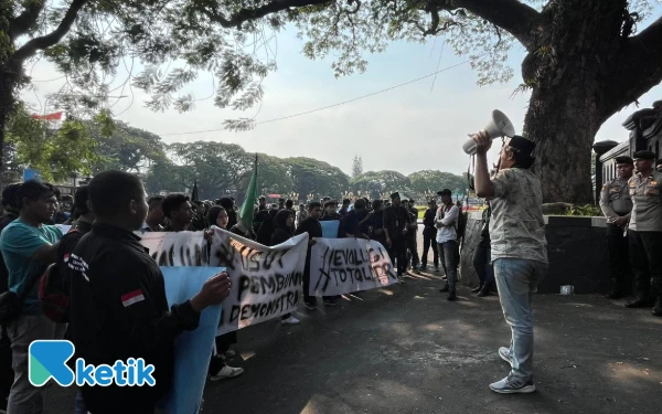 Thumbnail Berita - Aksi HMI di Kota Malang Tuntut Reformasi di Tubuh DPR dan Pencopotan Kapolri