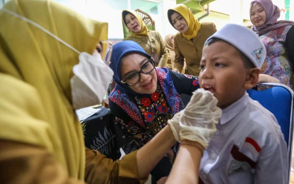 Thumbnail Berita - Dinkes Surabaya Jemput Bola, Datangi Rumah Warga Lengkapi Imunisasi Anak