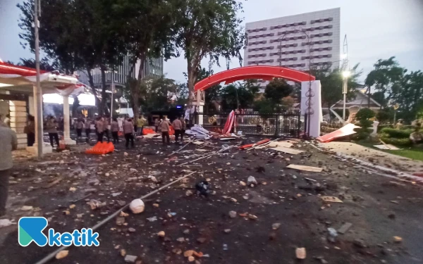 Thumbnail Berita - Ratusan Demonstran Ditangkap, Tim Advokasi Surabaya Kritik Polisi Tutup Akses Bantuan Hukum