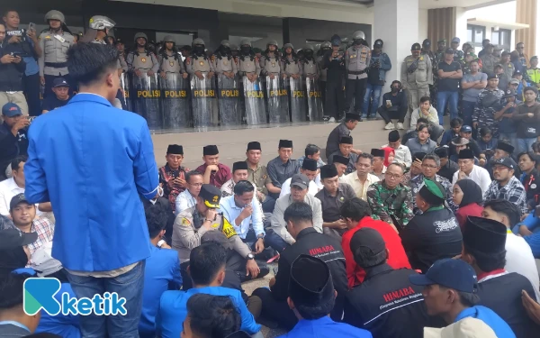 Thumbnail Berita - Demo Mahasiswa di DPRD Bangkalan Ricuh, Bupati Diusir