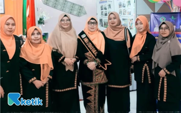Festival Literasi Aceh 2025: Bunda Literasi Aceh Singkil Kunjungi Stand Dispusip