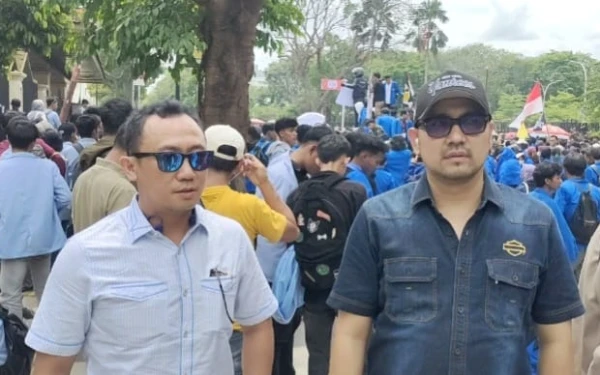 Thumbnail Berita - Unjuk Rasa Ribuan Mahasiswa di DPRD Sumsel Didampingi Dosen
