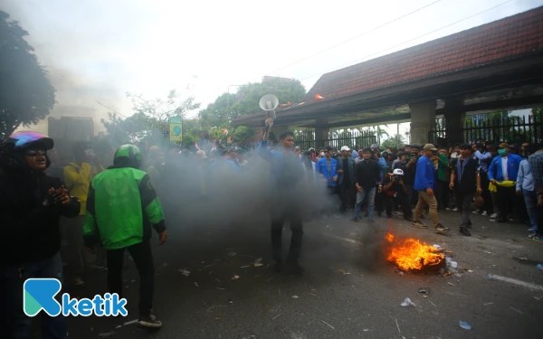 [Foto] Mahasiswa Palembang Demo, Tuntut Pembatalan Kenaikan Tunjangan Anggota DPR