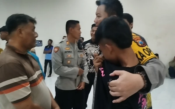 Thumbnail Berita - Orang Tua Jemput Puluhan Pelajar di Mapolres Mojokerto Kota Usai Diduga Akan Demo