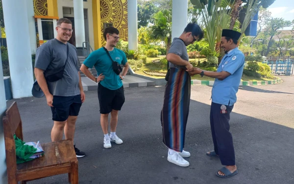 Wisatawan Jerman Takjub dengan Masjid Nasional Al-Akbar Surabaya