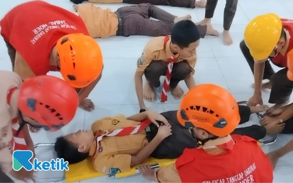 Ajarkan Santri Tanggap Bencana, Ini yang Dilakukan Fakultas Vokasi K3 Unair