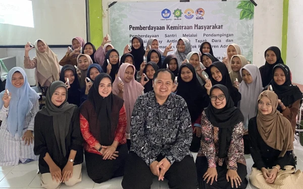 Tim Pengabdian Prodi Farmasi UNUGIRI Ajarkan Pembuatan Spray Antinyamuk Tapak Dara