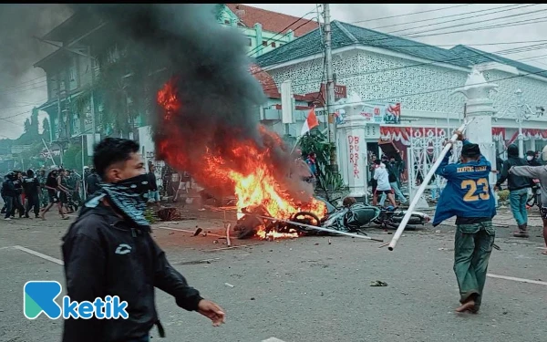 Thumbnail Berita - Gedung DPRD Dirusak, 12 Pelaku Demo Anarkis di Cilacap Ditetapkan Tersangka