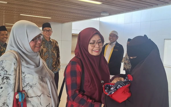 Jemaah Haji Lumajang Melahirkan di Tanah Suci Tiba di Surabaya Bersama Sang Bayi