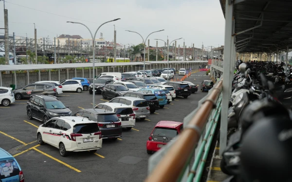 Thumbnail Berita - Taat Pajak, KAI Services Dapat Penghargaan Wajib Pajak Parkir dari Pemkot Surabaya