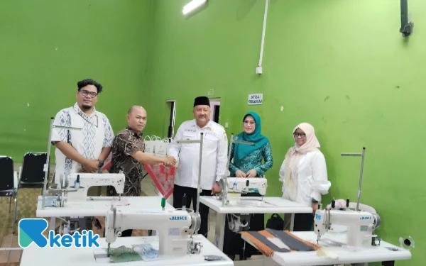 Thumbnail Berita - Dosen UT Malang Berdayakan Pemuda Tambakasri, Limbah Tekstil Disulap Jadi Totebag Kreatif