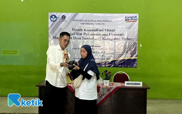 Dosen UT Malang Hibahkan Peralatan Fotografi ke Desa Tambakasri, Dongkrak Promosi Produk UMKM
