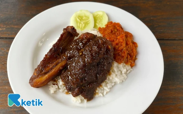 Sudah Pernah Makan Bebek Bumbu Hitam Dicampur Nasi Uduk? Yuk ke Ketintang Surabaya