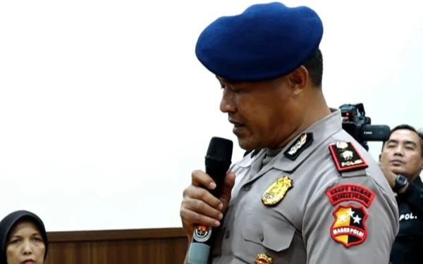 Thumbnail Berita - Tangis Kompol Kosmas Usai Dipecat dari Polri: Saya hanya Melaksanakan Tugas