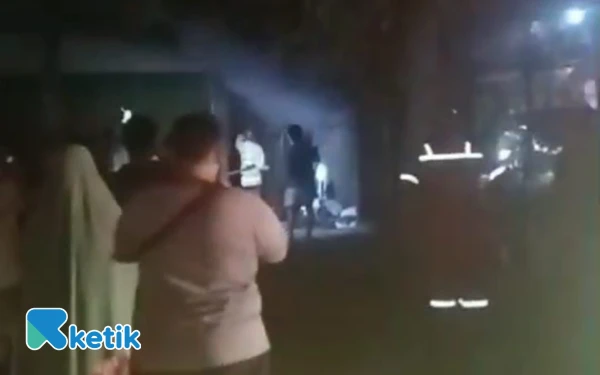 Thumbnail Berita - Gudang Fakultas Syariah UIN KHAS Jember Dilalap Si Jago Merah, Korsleting Listrik Dipercepat Bahan Mudah Terbakar