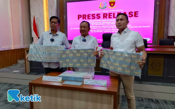 Thumbnail Berita - Dua Terpidana Korupsi di Palembang Kembalikan Uang Miliaran Rupiah ke Kejaksaan